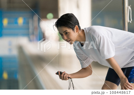 スイミングコーチとストップウォッチ 108448617