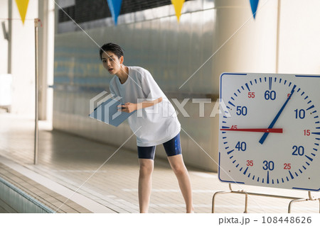 スイミングコーチ 108448626