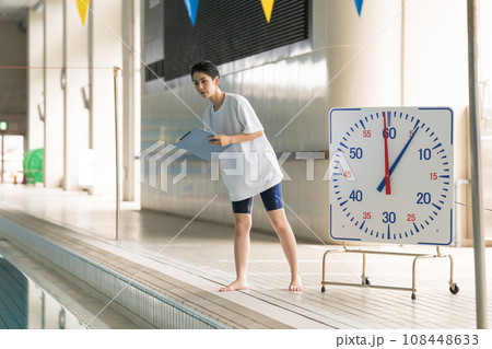 スイミングコーチ スイミングコーチ 108448633