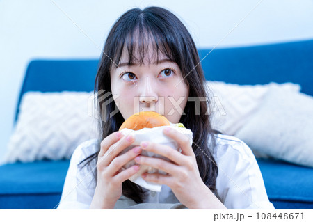 ハンバーガーを食べる女性 ハンバーガーを食べる女性 108448671