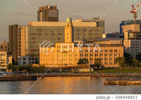 《神奈川県》横浜ベイエリア・早朝の都市風景 108448851
