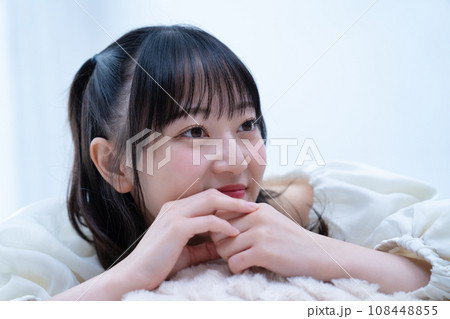 カーペットに寝転ぶ若い女性 カーペットに寝転ぶ若い女性 108448855