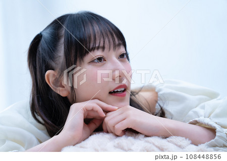 カーペットに寝転ぶ若い女性 108448856
