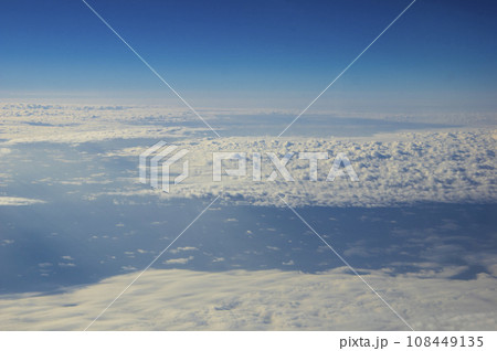 雲と青空のコントラスト（空撮） 108449135