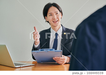 法律相談を受ける男性弁護士 法律相談を受ける男性弁護士 108449339