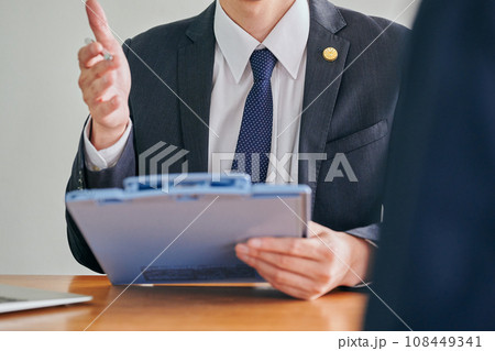 法律相談を受ける男性弁護士 法律相談を受ける男性弁護士 108449341