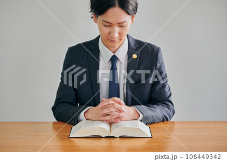 六法全書を読む男性弁護士 六法全書を読む男性弁護士 108449342