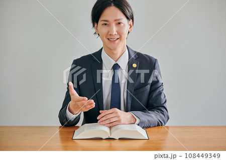 法律相談を受ける男性弁護士 法律相談を受ける男性弁護士 108449349