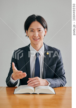 法律相談を受ける男性弁護士 法律相談を受ける男性弁護士 108449350