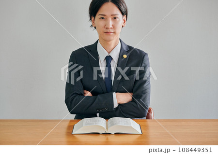 腕組みをして考える男性弁護士 腕組みをして考える男性弁護士 108449351