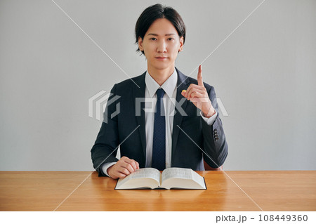 法律相談を受けてアドバイスをする男性弁護士 法律相談を受けてアドバイスをする男性弁護士 108449360