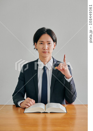 法律相談を受けてアドバイスをする男性弁護士 108449361