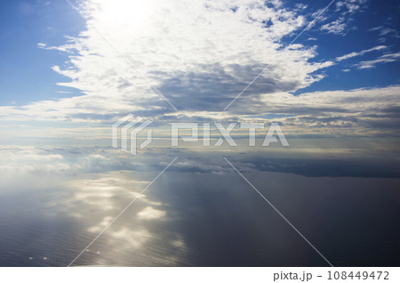 上空に広がる雲と青空のコントラスト(空撮) 上空に広がる雲と青空のコントラスト(空撮) 108449472