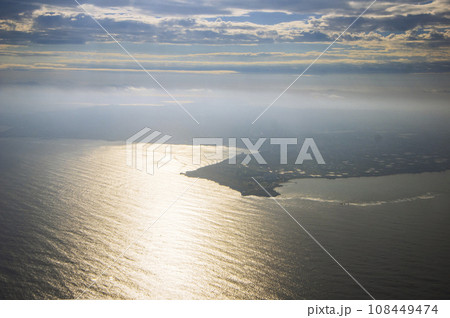 低くたなびく薄い雲と陽射しを浴びる海（空撮） 108449474