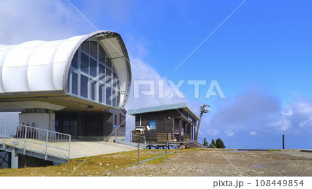 びわ湖バレイロープウェイ山頂駅上広場1 びわ湖バレイロープウェイ山頂駅上広場1 108449854