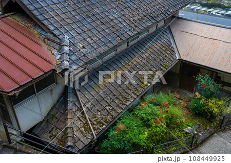 日本の岡山県真庭市の真賀温泉の美しい秋の風景 108449925