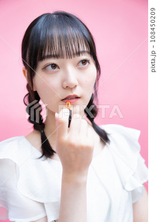 口紅を塗る若い女性 口紅を塗る若い女性 108450209