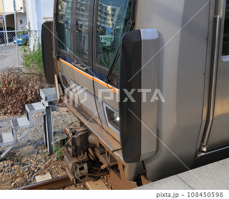 和田岬線の207系電車の転落防止幌が露出した前面 108450598