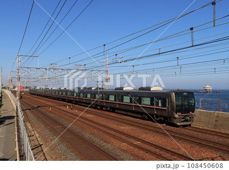 須磨海岸で海をバックに走る321系電車 須磨海岸で海をバックに走る321系電車 108450608