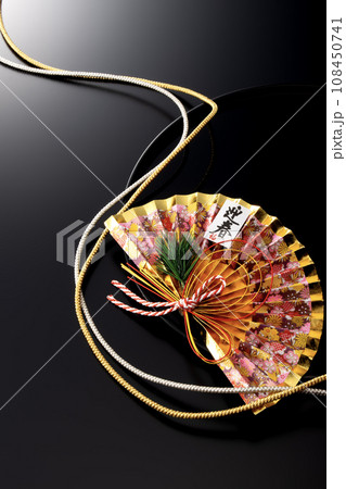 扇の正月飾りの和風素材 108450741
