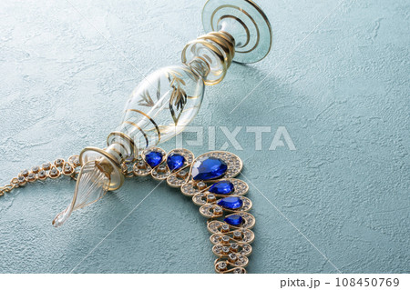 香水瓶とネックレス 108450769