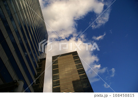 カラー　空　雲　天気　晴れ（2023年11月登録） 108450815