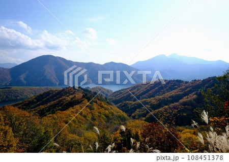 【福島】紅葉の小野川湖 【福島】紅葉の小野川湖 108451378