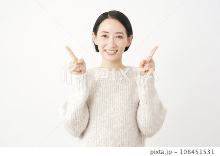両側を指差す中年女性 白背景 両側を指差す中年女性 白背景 108451531
