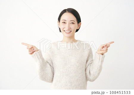 両側を指差す中年女性 白背景 両側を指差す中年女性 白背景 108451533