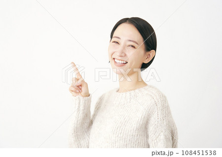 左側を指差す中年女性 白背景 左側を指差す中年女性 白背景 108451538