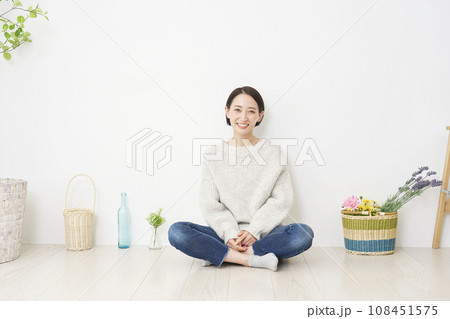 リビングに座る笑顔の女性のポートレート　全身　カメラ目線　コピースペースあり 108451575