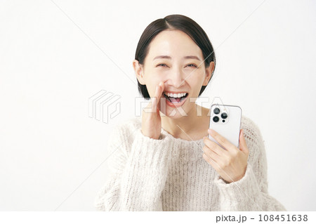 スマートフォンを持って呼びかける女性　白背景 108451638