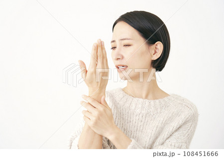 手が痺れる中年女性　白背景 108451666