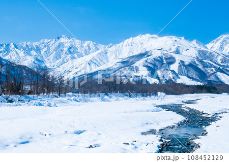 冬の白馬村：北アルプスの眺め 108452129