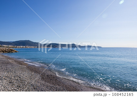 フランス、ニースの海の景色 108452165