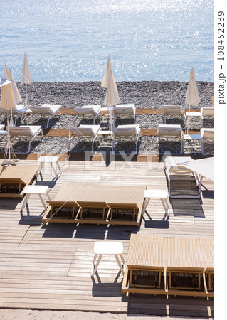 フランス、ニースの海のビーチサイドレストラン 108452239