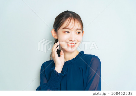 笑顔の女性の美容やスキンケアのイメージ 108452338