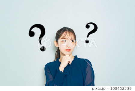 悩み考える表情の女性 108452339