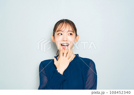 びっくりして喜ぶ表情の女性 108452340