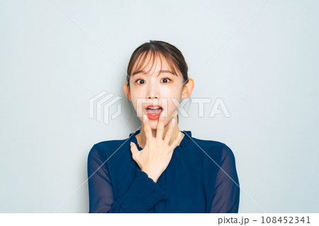 びっくり驚く表情の女性 108452341