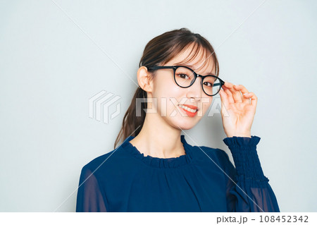 メガネをかけて微笑む女性 メガネをかけて微笑む女性 108452342
