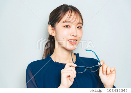メガネをはずす女性 メガネをはずす女性 108452343