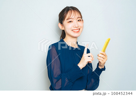 スマホを使う女性 108452344