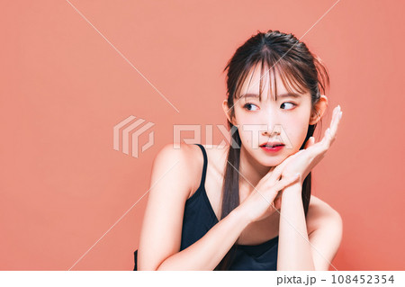 おしゃれな女性の美容やコスメやスキンケアのイメージ おしゃれな女性の美容やコスメやスキンケアのイメージ 108452354