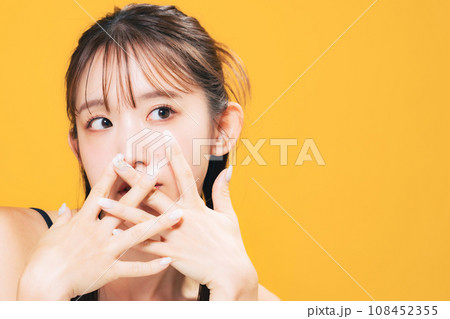 おしゃれな女性の美容やコスメやスキンケアのイメージ 108452355