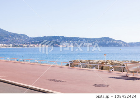 フランス、ニースのプロムナード・デ・ザングレの風景 108452424