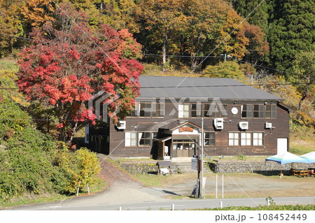晩秋に紅葉して美しいメグスリノキと、森林の分校ふざわ 福島県只見町 晩秋に紅葉して美しいメグスリノキと、森林の分校ふざわ 福島県只見町 108452449