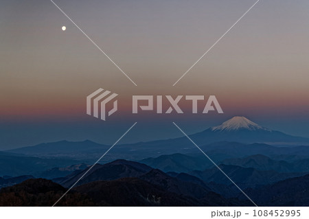 丹沢山地・塔ノ岳から見る夜明けの富士山・鍋割山と月 108452995