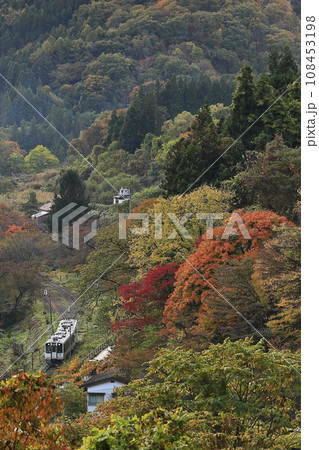 紅葉の会津鉄道 108453198