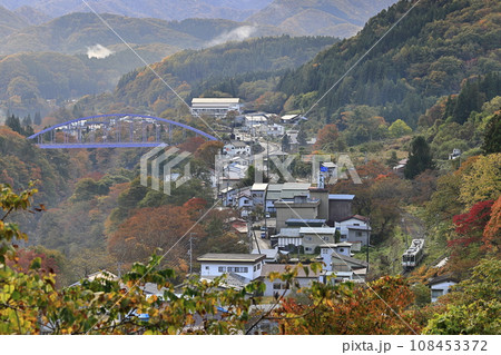 紅葉の湯野上温泉駅(会津鉄道) 紅葉の湯野上温泉駅(会津鉄道) 108453372